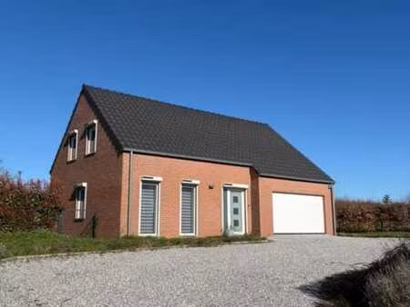 maison d'habitation avec garage et jardin