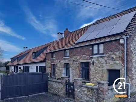 maison style fermette dans un environnement champêtre