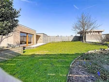 habitation 3 façades de plain-pied  située dans un clos pris