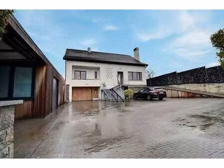 villa avec piscine  jardin  garage.