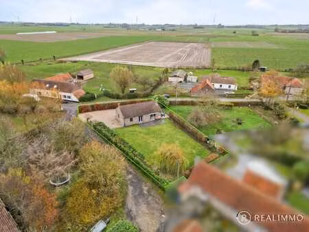 charmant plain-pied situé à la campagne sur une vaste par...