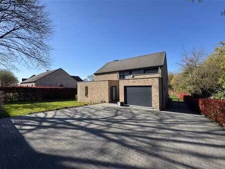 magnifique villa sur un terrain arboré et clôturé de 23a 96c