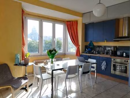 appartement lumineux et spacieux situé à deux pas du metro