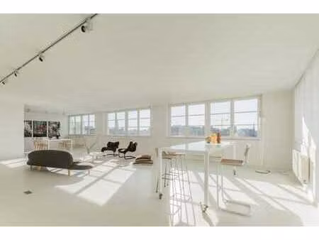 appartement minimaliste avec vue panoramique sereine