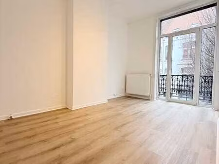 appartement une chambre avec balcon