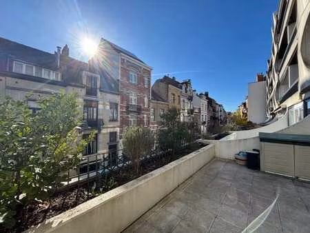 etterbek : appartement 2 ch.  meublé  spacieuse terrasse