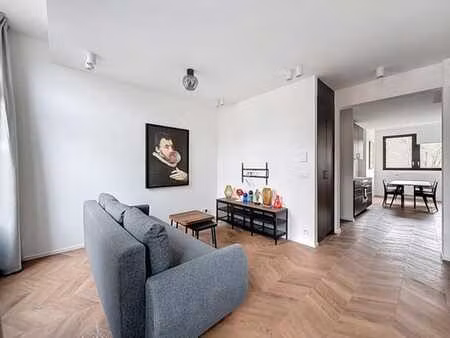 square ambiorix : beau duplex entièrement rénové et meublé