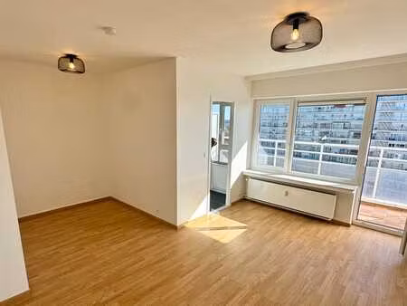 jette - studio limuneux rénové avec terrasse et vue dégagée