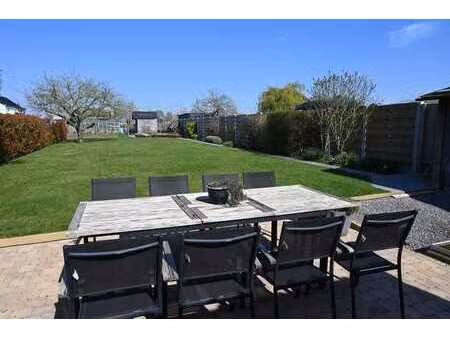 maison familiale magnifiquement située avec un charmant j...