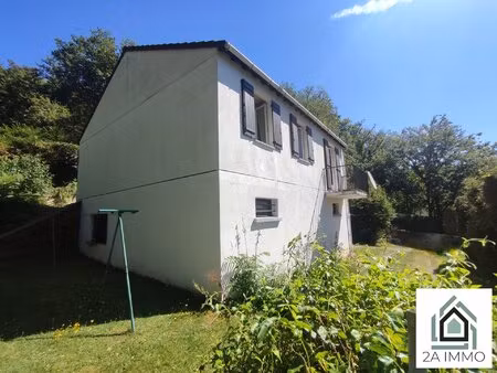 pavillon à proximité du lac des fades