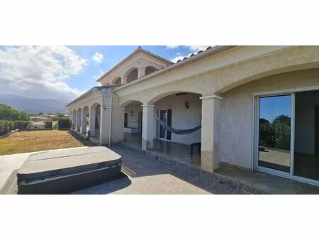 très belle villa exposée sud  sa vue mer et son envirronnement au calme.