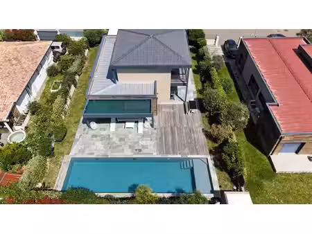 très belle villa soignée sa piscine et la plage !!