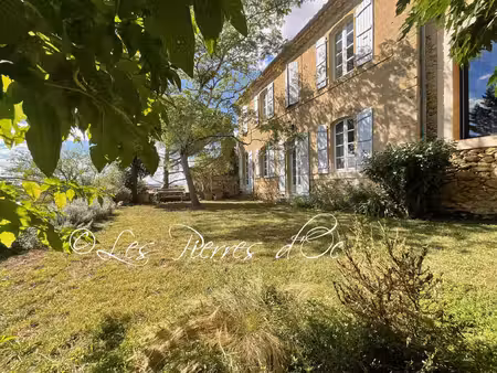 sur la hauteur et les anciennes fortifications d'un charmant village  offrant une...