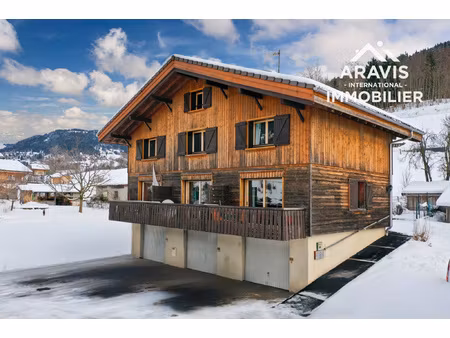 maison composée de 3 appartements avec grands garages