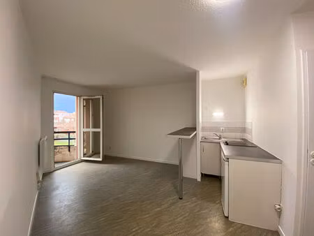 a louer - toulouse ancely - appartement 1 pièce 22 m² avec coin cuisine et parking - g1231