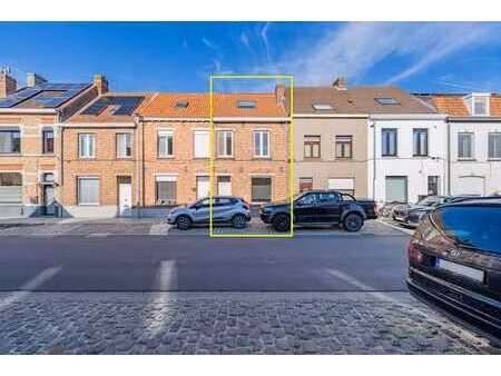 maison située en plein centre avec 3 chambres