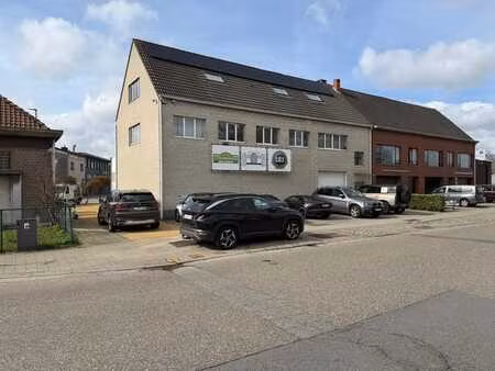 à louer : entrepôt + bureaux + appartement à deurne