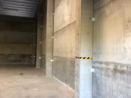 entrepôt/atelier à louer à couvin (46 caractères)