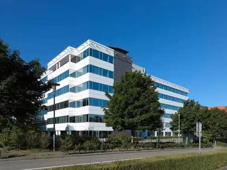 bureaux prêts à l’emploi situés à 500 m du ring r0.