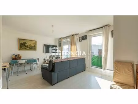 joli t2 avec balcon et place de parking