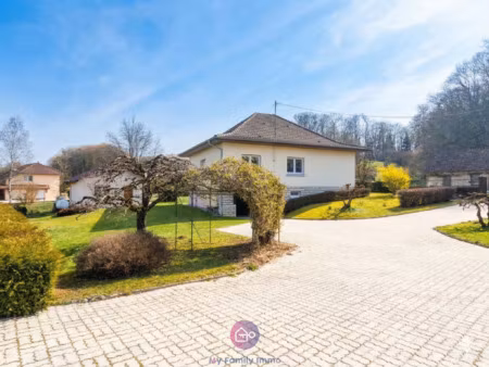 rare à issans (25550) : demeure d'exception et grand garage