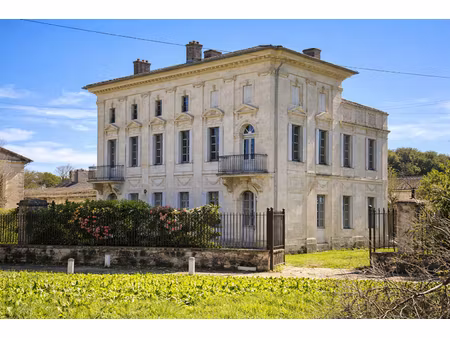 impressionnante demeure en pierre