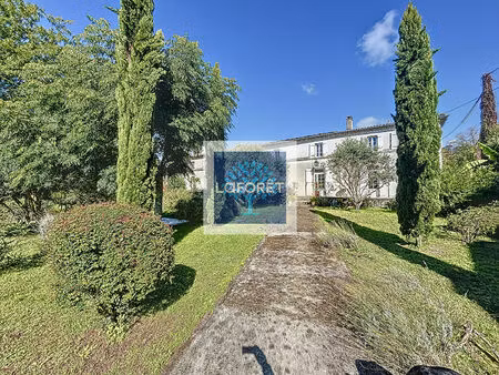 demeure de caractère avec piscine chauffée  dépendances et deux appartements ? proche comm