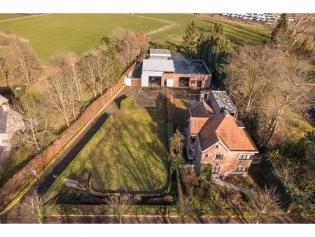 ruime villa met garage en zwembad + bouwgrond + 2 magazijnen