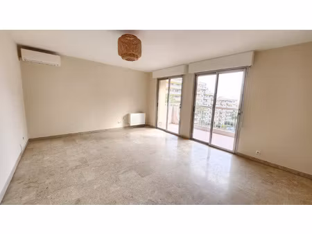 nice le ray: spacieux deux pièces avec terrasse dans bel imm