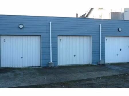 location stationnement  m² t- à la rochelle  180 €