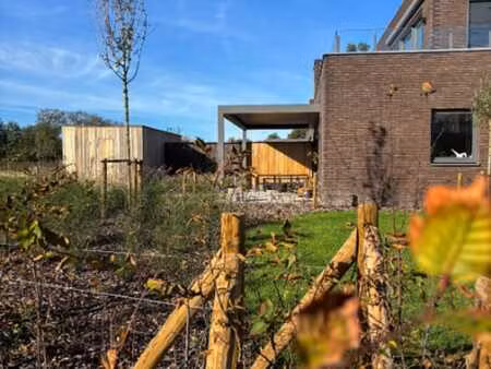 appartement met zuidelijke tuin  terras en carport