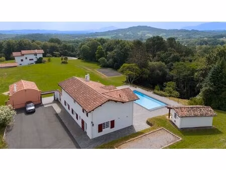 bâtisse basque - tennis  piscine & fronton