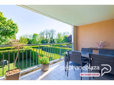 appartement traversant de 94.5m² - 3 chambres avec balcon de 13.9m² et double garage de 32