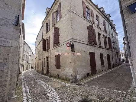 bel immeuble ancien dans le périgueux piéton.