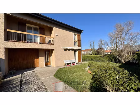 maison de 110 m2 avec garage  terrasse et jardin.