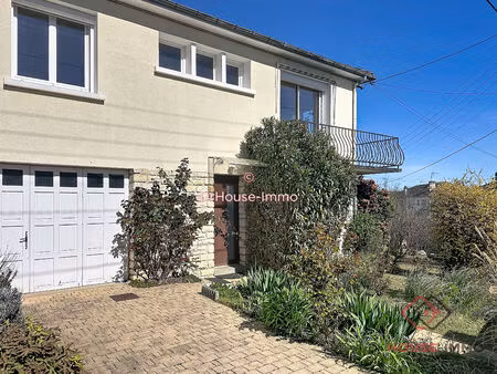 maison sur deux niveaux avec garage et piscine