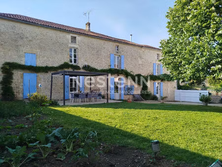 belle longère en pierre 130 m² - 3 chambres  1 bureau et dépendances au coeur de saint hil