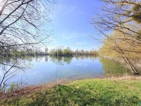 étang avec île centrale et plage