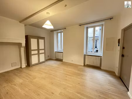 grand t1 au centre-ville en fond de cour