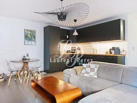 t2 récent avec terrasse  parking & tram