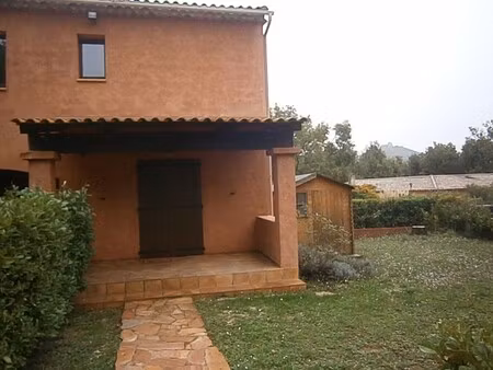 à louer à forcalqueiret appartement de type 2 de 30 m² avec jardin