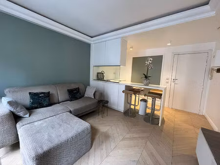 paris 04 - un studio 26.8 m2 meublé avec cuisine ouverte et coin chambre