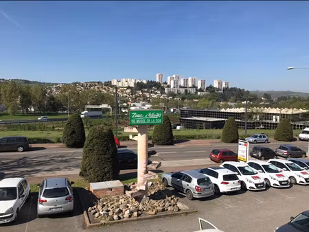 local avec parking