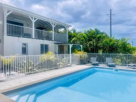 une maison lumineuse offrant de beaux volumes et un cadre de vie agréable.