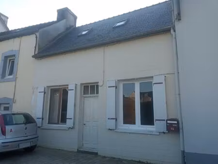 pleyben (29190) : jolie petite maison à restaurer  en centre bourg
