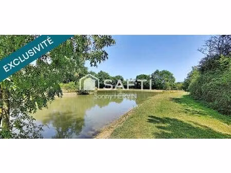 étang avec mobil home  cabane et pêcherie