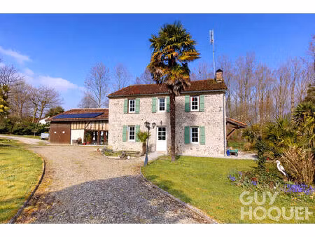 maison de caractère en pierres apparentes 158 m² avec piscine et dépendance