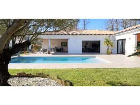 maison avec jardin et terrasse breuillet (17)