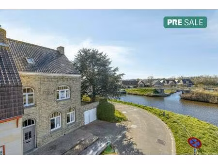 karaktervolle woning met ruime tuin gelegen langs het water.
