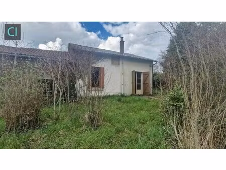 maison de bourg à rénover – 2 chambres + grange 27 m² + jardin